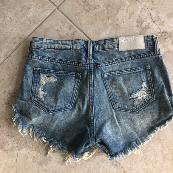 H&M low waist high thigh cut shorts - Picture 2 of 3
